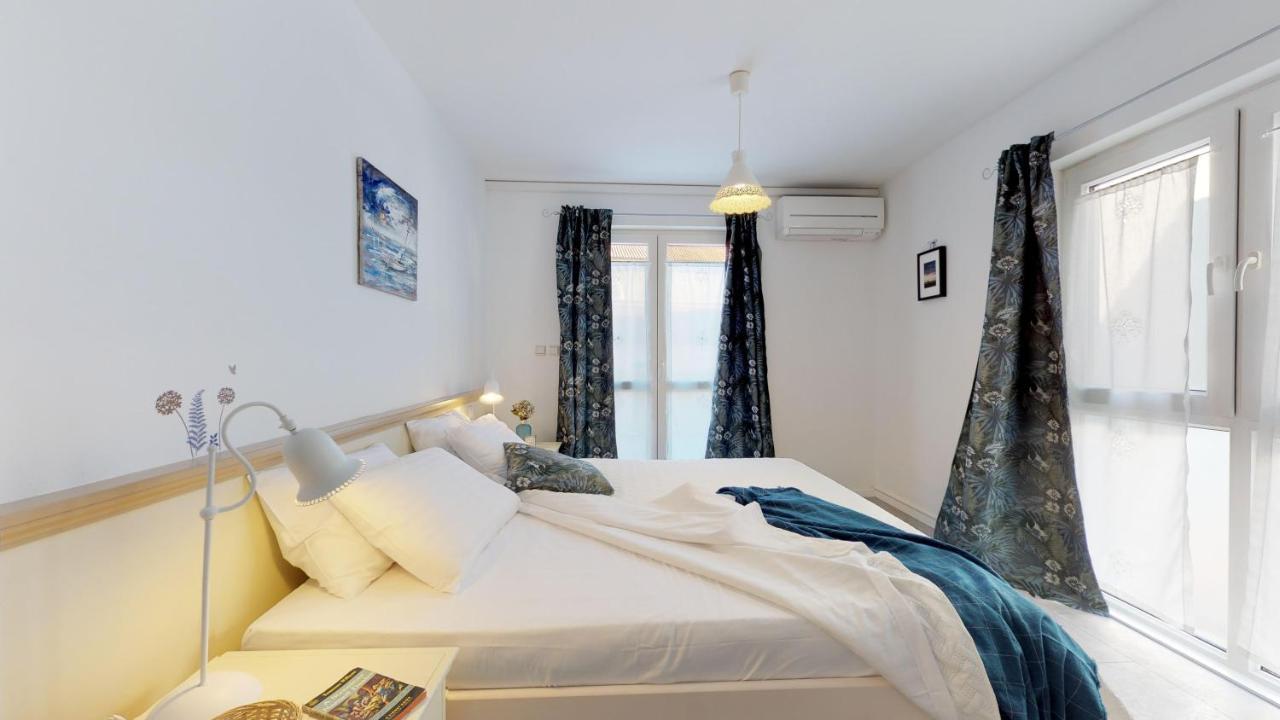 Stella Deluxe Superior 5 Star Apartment, Your Piece Of Heaven By The Sea & Park, With Sea View Apartment
